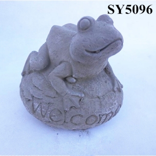Cement garden frog aniaml statue